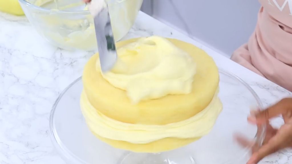 Decorate the cake with frosting