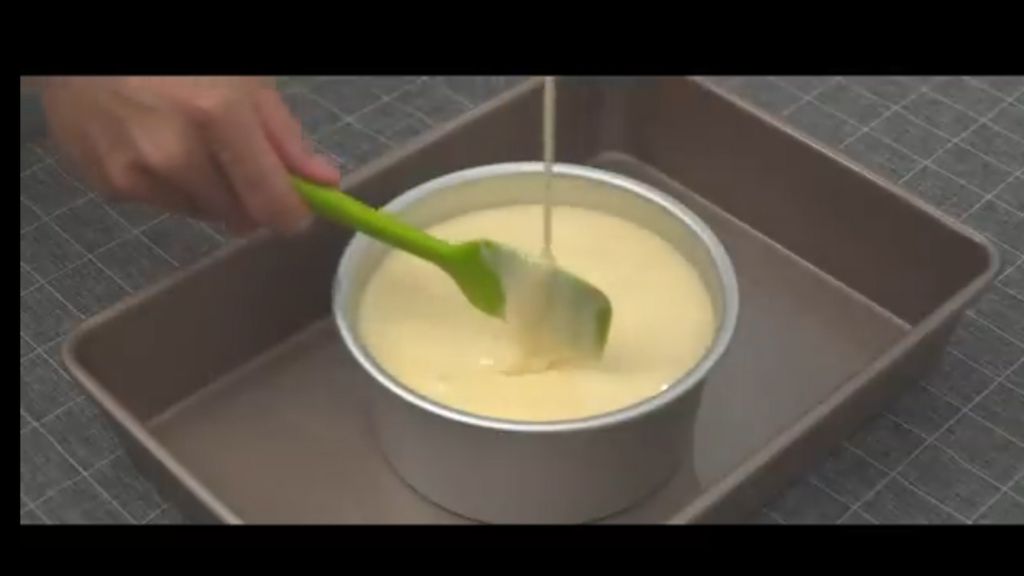 Pour the cake mixer into the pan