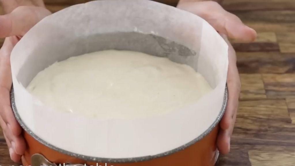 Pour the cake mixer into the pan